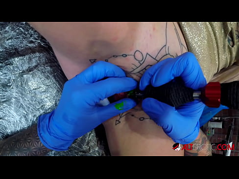 ❤️ Nagpa-tattoo sa kanyang klitoris ang sobrang tattoo na hottie na si Sully Savage ❤️ Porn video sa porn tl.sayhentai.ru ❌❤